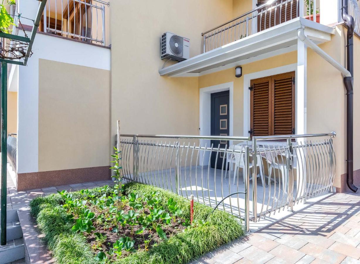 Rino Apartment Porec Bagian luar foto